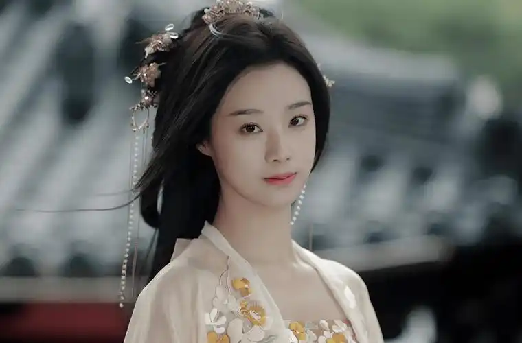 王小亿:身穿汉服直接美成仙,温婉典雅的模样,简直从画里走出来的!