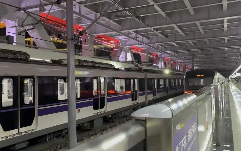 重庆地铁10号线列车曾家岩站出站随拍