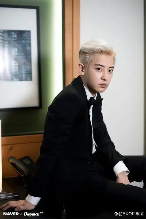 西装男朴灿烈,仿佛是从漫画中走出来的男神!