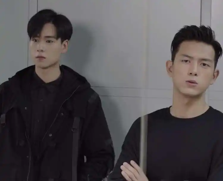 185的李现和188的胡一天,同穿蓝色西装,网友:谁腿长就赢了