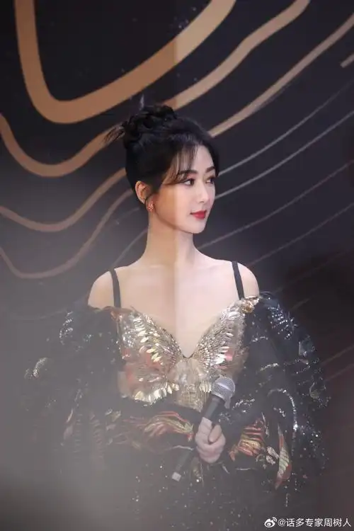 星光大赏红毯##杨紫 鎏金蝴蝶公主