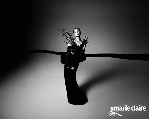 周迅登《嘉人》八月刊封面 黑白风格大片既视感