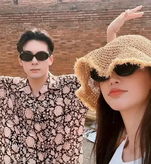 曾舜晞在节目中为了鼓励金晨直接就亲了她!