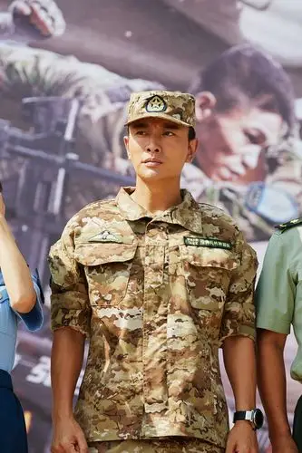 《伞兵魂》在武汉举行新闻发布会,主演贾乃亮一身迷彩军装亮相,神采