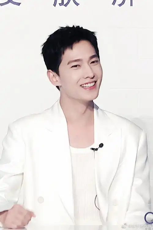 很想尝试飘逸的长发#杨洋今天品牌直播时说他很想尝试飘逸的长发造型