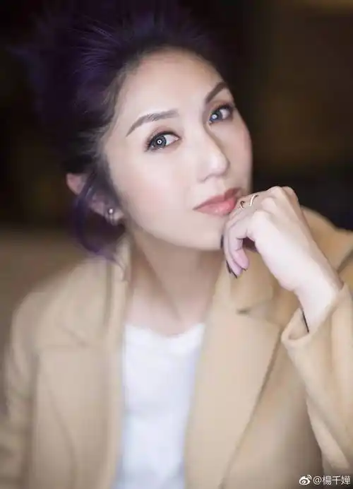 舔屏扮小护士杨千嬅是专业的