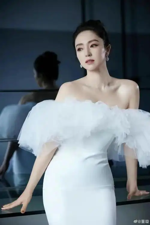 女明星白色深v露背礼服纯洁高贵妥妥的白天鹅