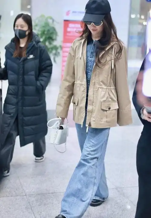 刘亦菲从哪找来的丑衣服?窄腰短风衣土气又显壮,全靠美貌撑着!