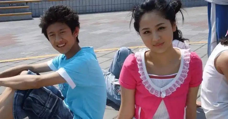 张一山开500万豪车违规,还载着一靓妹_网友_杨紫_关系