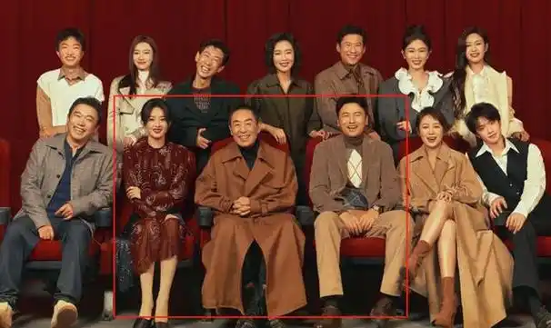 来看看《第二十条》新春全家福杂志大片拍摄现场