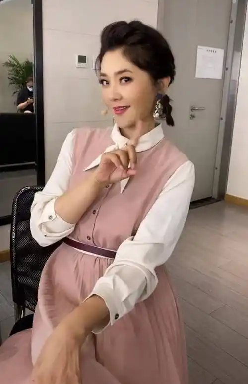 原创电视女主持同框比美曹颖大长腿吸睛方琼王昊穿同款如孪生姐妹