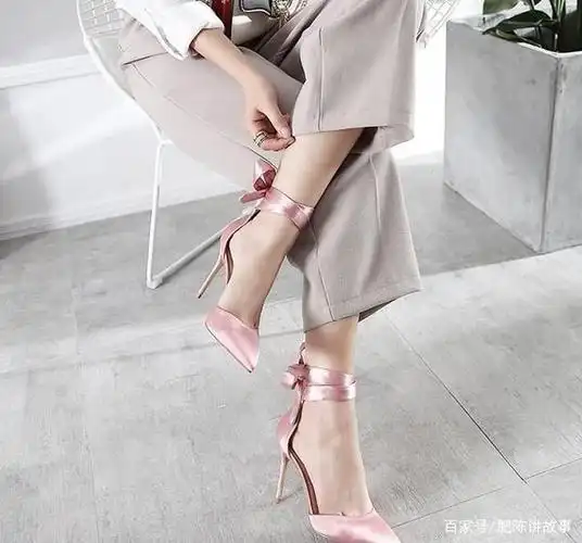 骨感女王的尖头高跟鞋散发出女人的高挑气场