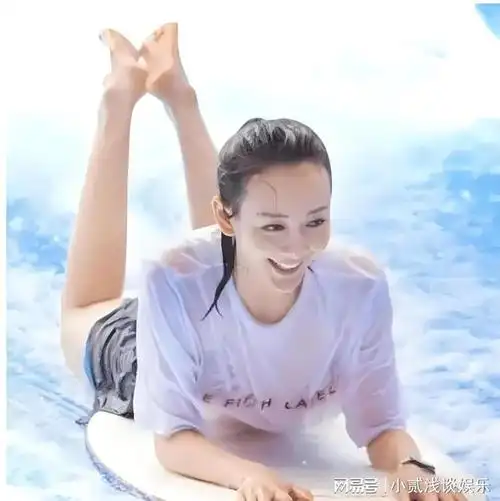 王鸥水上冲浪挑战湿身素颜依旧迷人网友撩得我腿脚发麻
