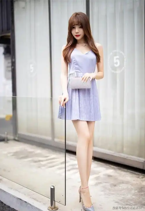 现在的小姐姐们是怎么迷人怎么穿,看这位小姐姐的连衣裙好迷人哦_美女