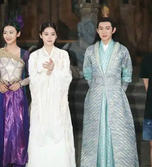 欧阳娜娜否认与王源恋情,称与对方为"纯兄弟情"_网友_首歌_鲸鱼