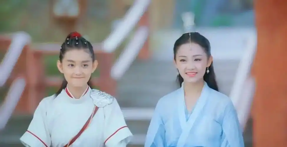 而最让人上头还是,不止在剧中,在戏外吴佳怡和蒋依依两人的鬼马互动