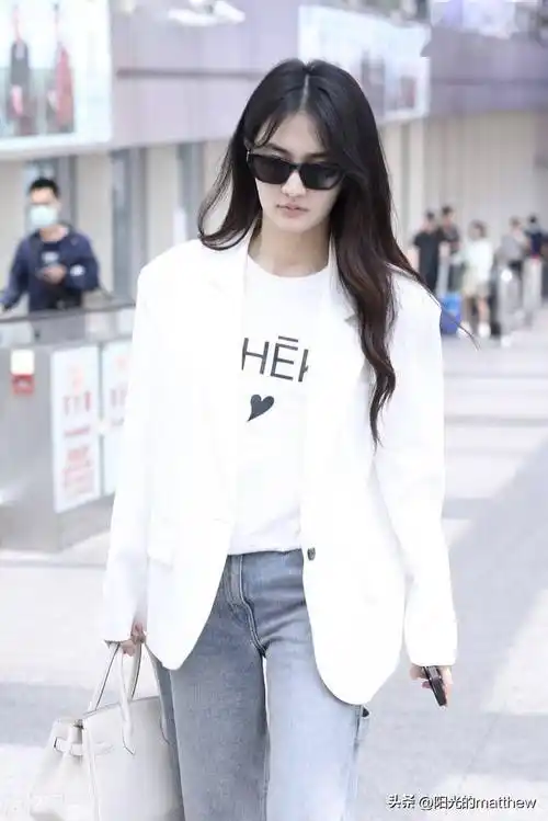 街拍:徐璐白西装 字母t恤 阔腿牛仔裤 厚底球鞋利落潇洒_机场_北京