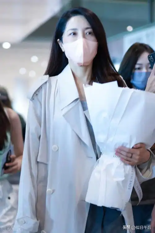曾黎现身北京机场,身穿浅色风衣简约大方