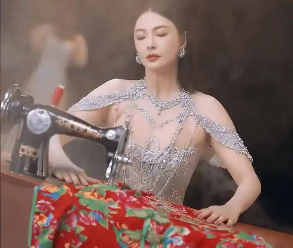 张雨绮抖腿代言缝纫机,视频一出网友傻眼,我在评论区笑晕