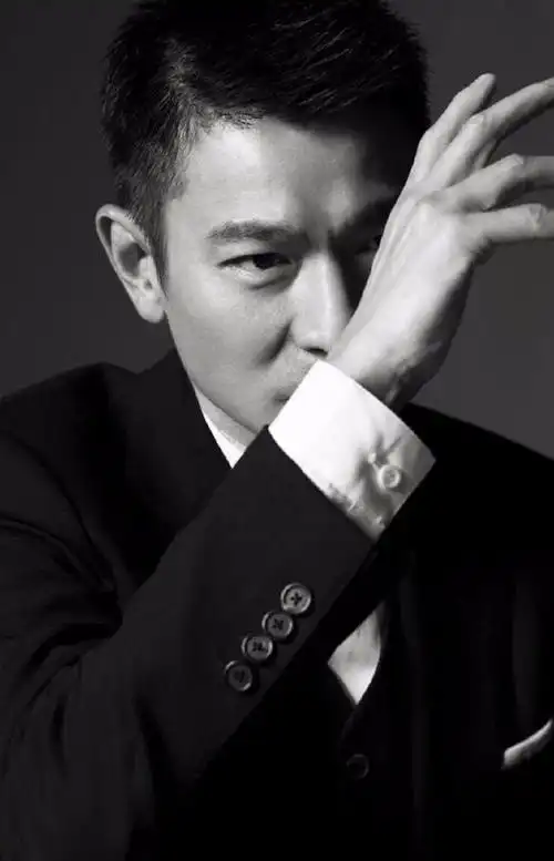 刘德华纯黑色系列,帅得忘记了岁月,未来还有梦我们一起开拓