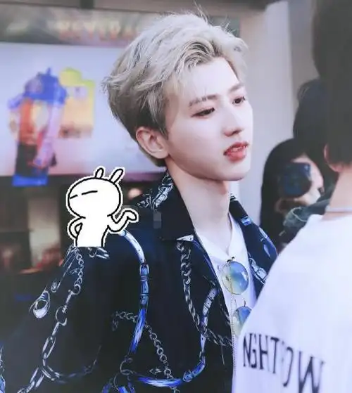 蔡徐坤"发型"大合集!锡纸烫还能接受,中分却让00后立马取关