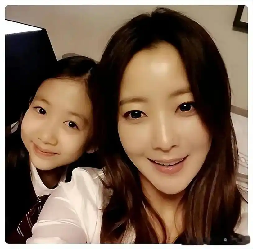 韩星金喜善和女儿的合影照