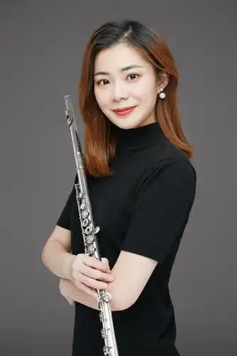 艺术学院青年教师,硕士研究生学历,主要研究方向:音乐表演(长笛演奏)