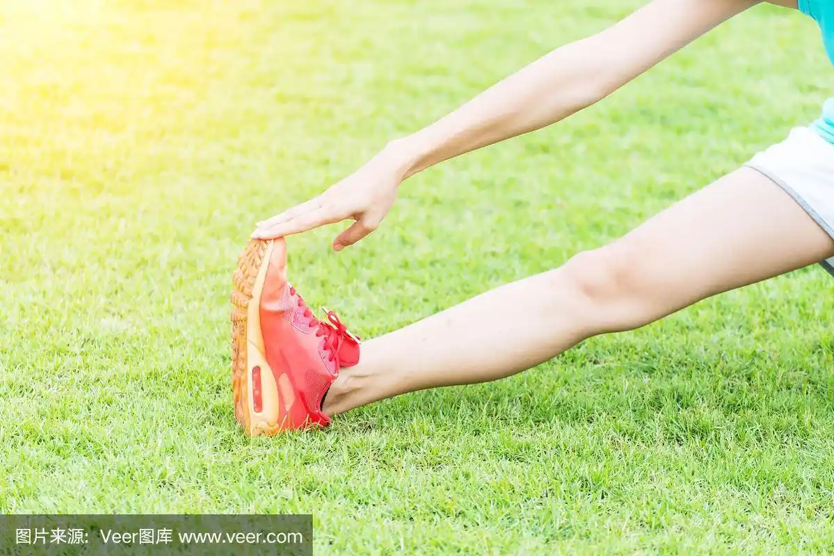 赤脚跑步鞋特写.女运动员系鞋带在道路上慢跑在极简主义赤脚跑步鞋.