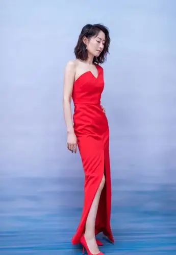 刘敏涛好身材藏不住了穿开衩裙配红色高跟鞋腰臀线条超吸睛