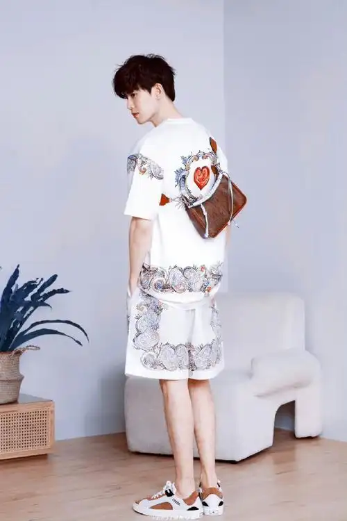 那就再发一遍吧,腿毛合集每个人的身上都有毛毛@任嘉伦allen#任嘉伦