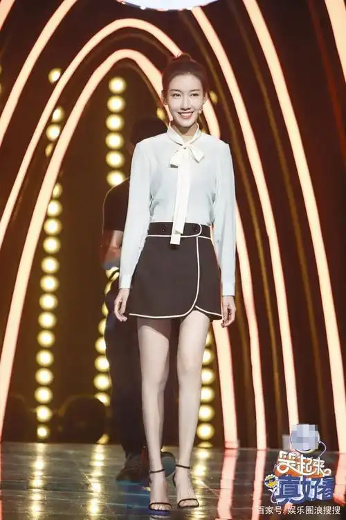 跨界玩出新花样!演员高露《笑起来真好看》逗趣模仿展喜剧天赋