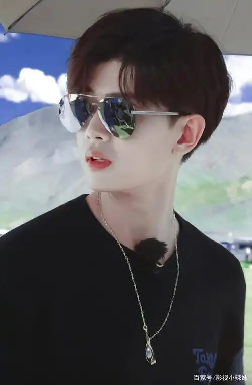 戴墨镜儿的任嘉伦也太好看了吧!