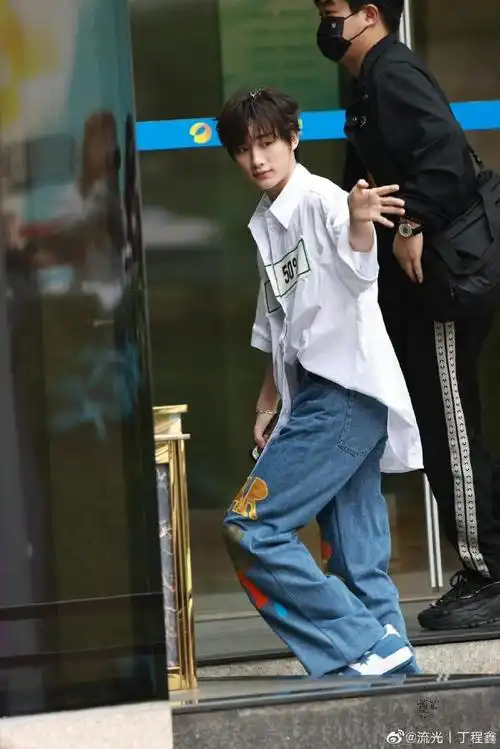 丁程鑫你好星期六白衬衫路透#丁程鑫今日你好星期六上班路透,白色