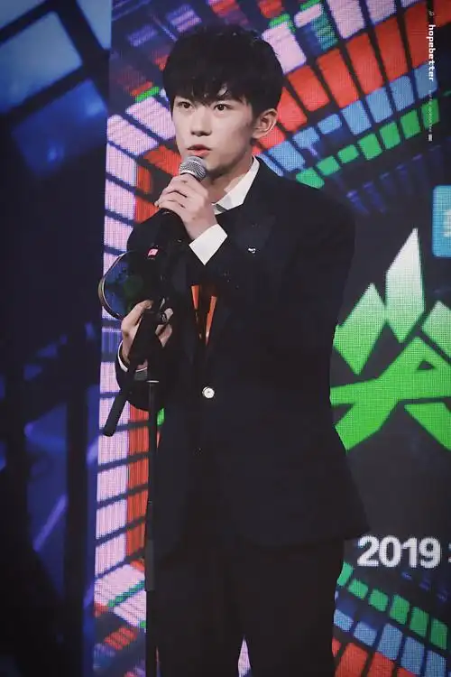 易烊千玺 #tfboys 爱奇艺尖叫之夜 年度男歌手 高清 帅气