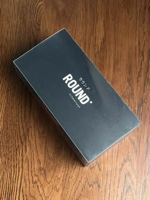 轻,但是做工很一般,眼镜盒也不是配套的,眼镜装进去哐当哐当的响!