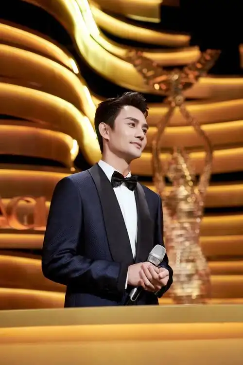 王凯第31届金鹰奖舞台写真西装笔挺帅气爆棚