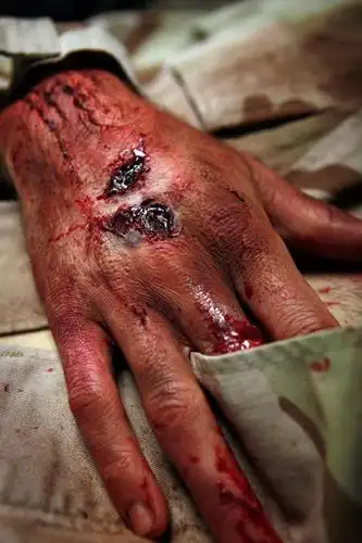 手,一个人,站,竖图,室内,特写,白天,仅一个男性,仅一个人,仅一个中年