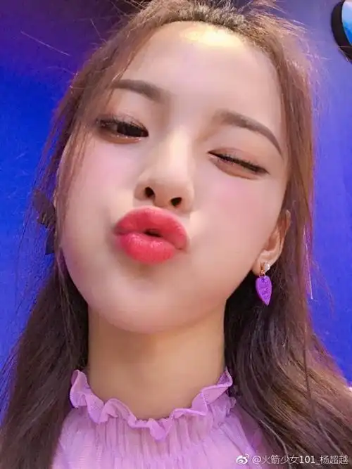 杨超越晒素颜自拍照清爽纯净 皮肤白嫩少女感十足