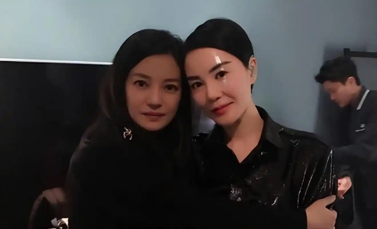 一次,赵薇和谢霆锋喝酒,借着酒劲,她问谢霆锋:"王菲到底哪里比不上张