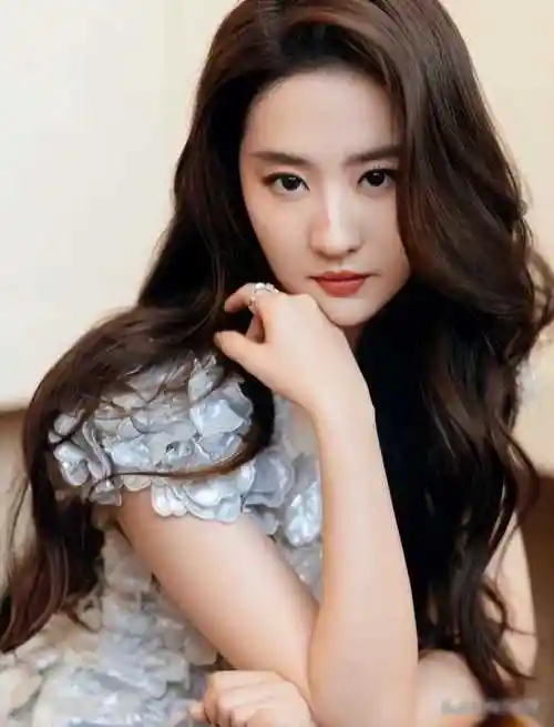 刘亦菲户外爬山,素颜紧身衣显身材,合影没架子