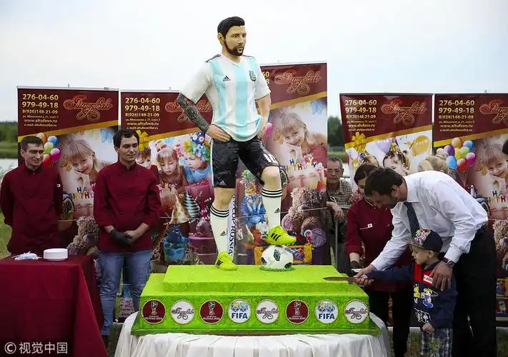 为梅西制作了一个巨大的蛋糕,蛋糕的造型就是梅西脚踩足球的形象