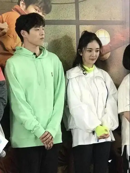 魏大勋杨幂又被曝挽手实锤两人之间的蛛丝马迹真不少