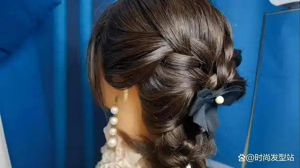 女生编发是一种时尚的发型,它不仅可以让女生看起来更加美丽动人,还