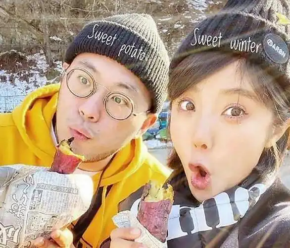 正式宣布了她与李伯恩的恋情,而这位男士正是著名歌手徐佳莹的前男友