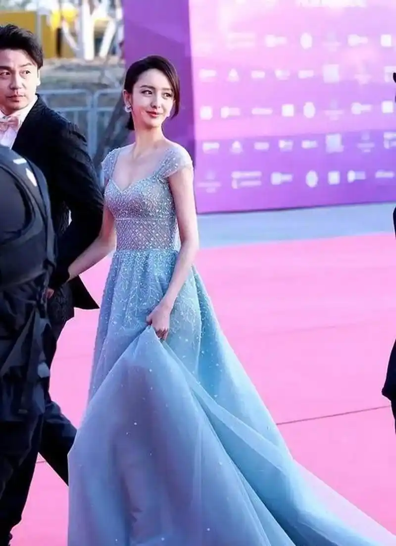 佟丽娅蓝色礼服