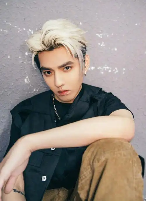 上游时尚吴亦凡浅金发色工装出镜街头感十足