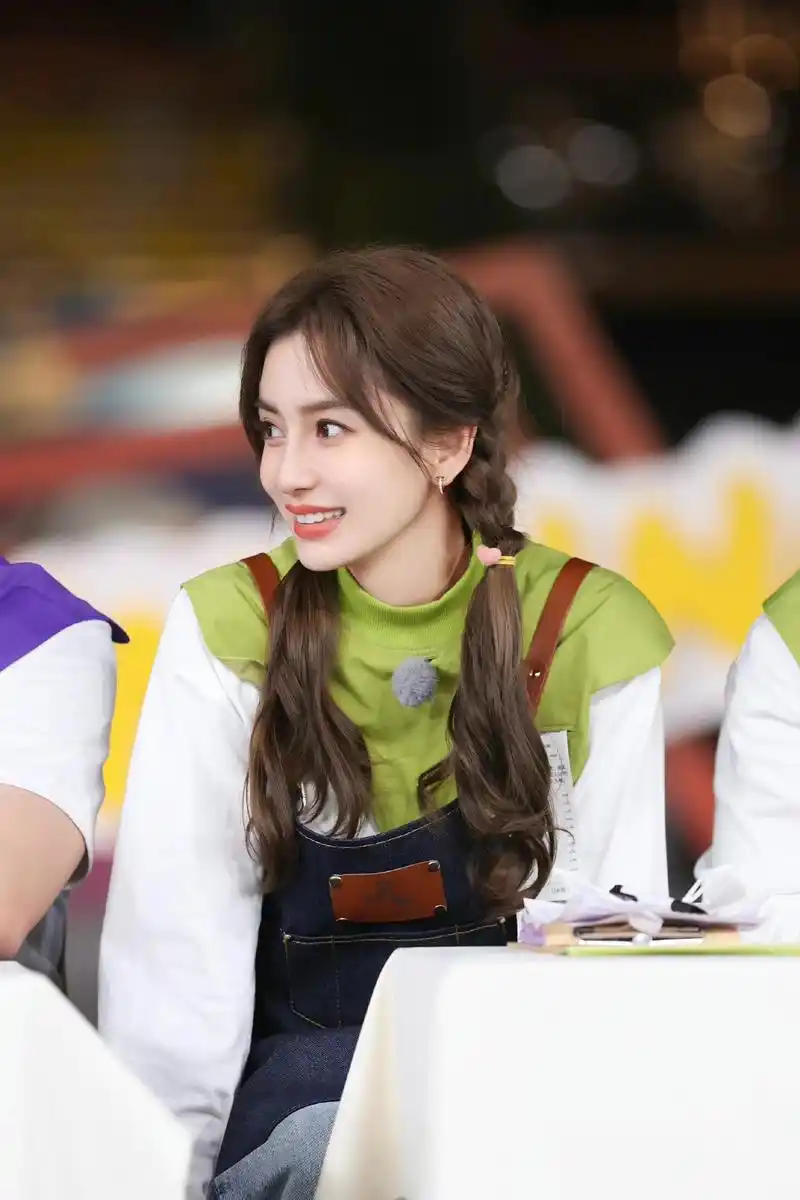 angelababy奔跑吧新发型好甜美,半扎双麻花辫,少女味十足!