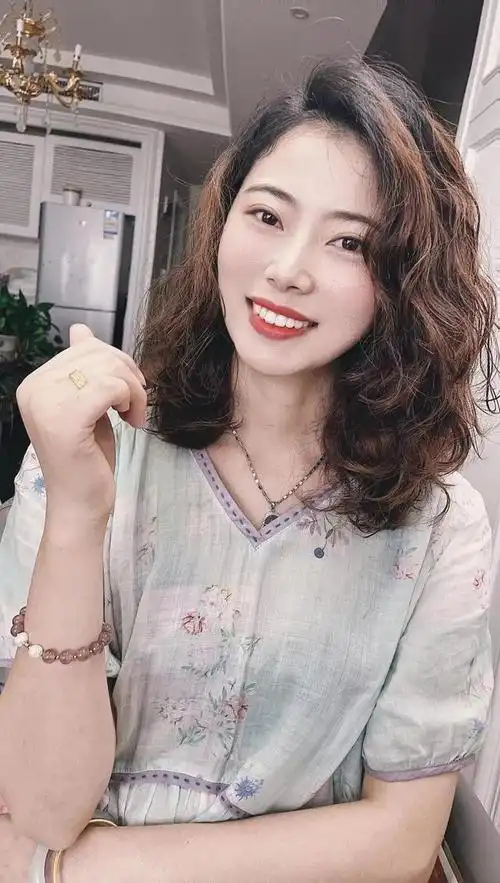 女人一过35岁,发型就选烫卷卷,洋气时尚很美满