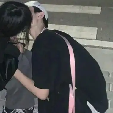 ins真人接吻情头想我就要说出来放在心里又不会涨利息_情侣头像_我要