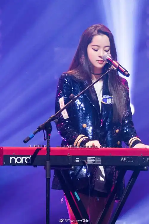 欧阳娜娜 | 《乐队的夏天》穿搭造型,亮片西服外套搭配黑色马丁靴